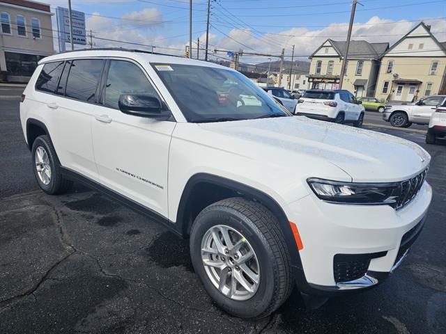 2025 Jeep Grand Cherokee Laredo photo 2