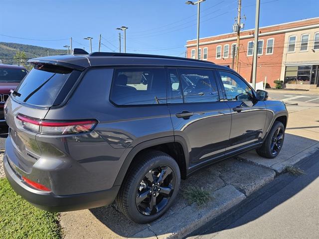 2025 Jeep Grand Cherokee Limited photo 3