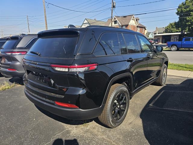 2025 Jeep Grand Cherokee Altitude photo 3