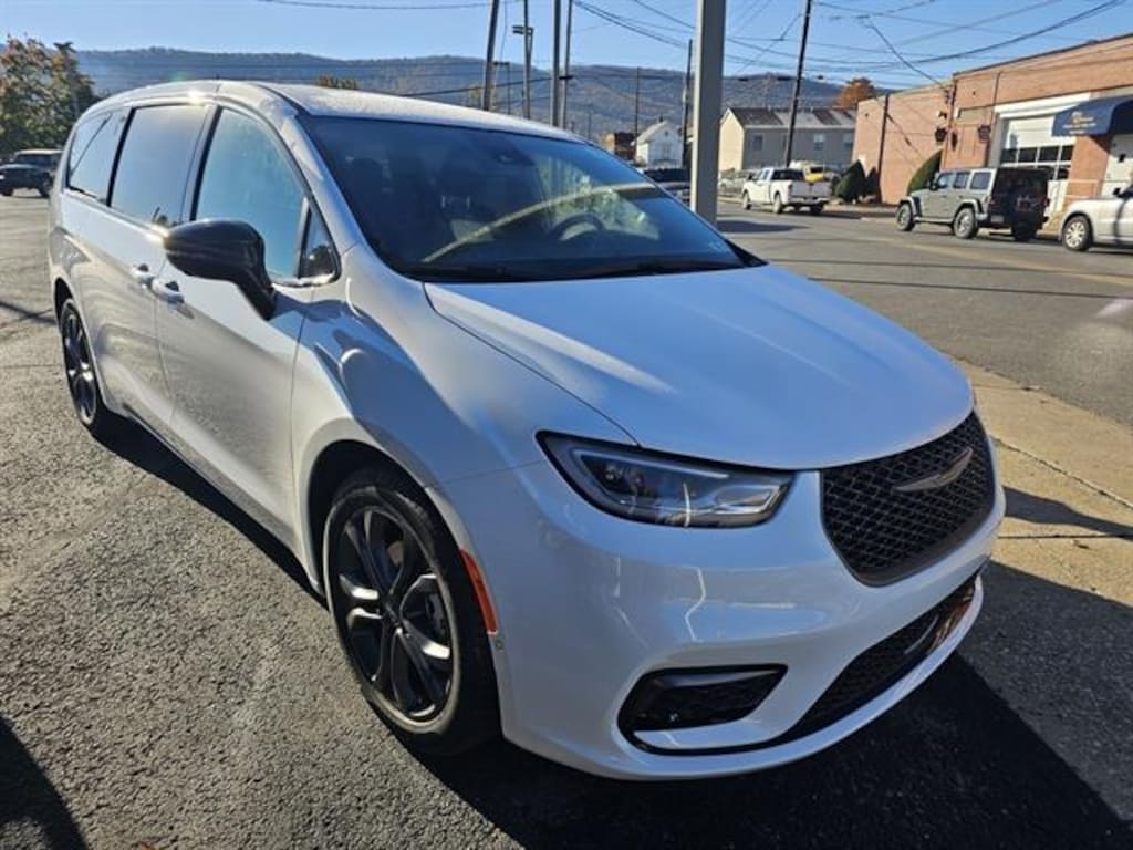 New 2026 Chrysler Pacifica SELECT Passenger Van