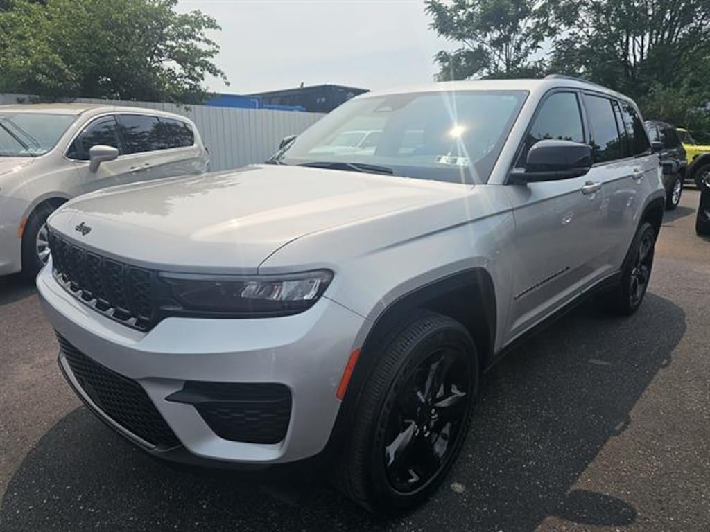 Used 2024 Jeep Grand Cherokee Laredo SUV