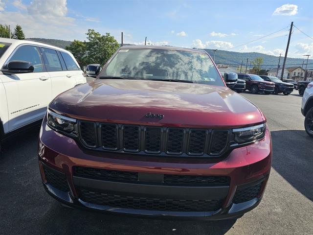 2025 Jeep Grand Cherokee Altitude photo 2