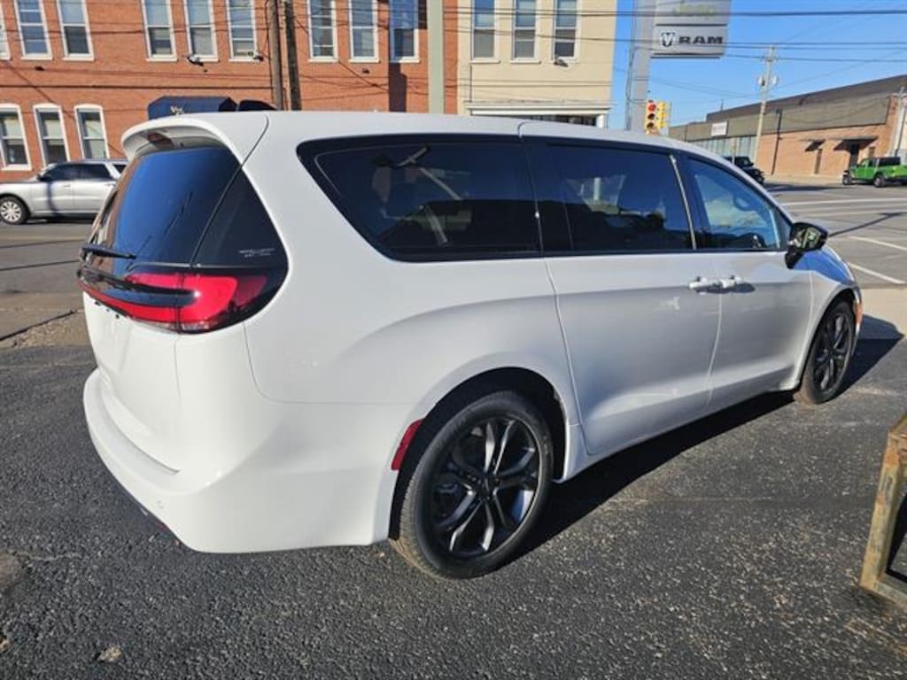 New 2026 Chrysler Pacifica SELECT Passenger Van
