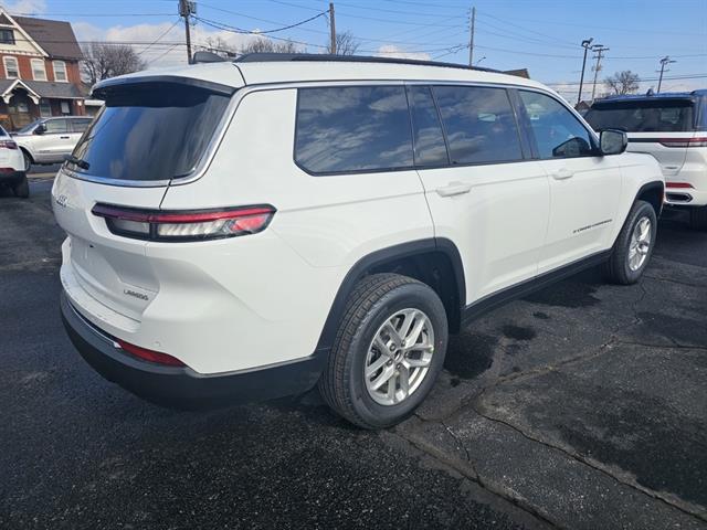 2025 Jeep Grand Cherokee Laredo photo 3