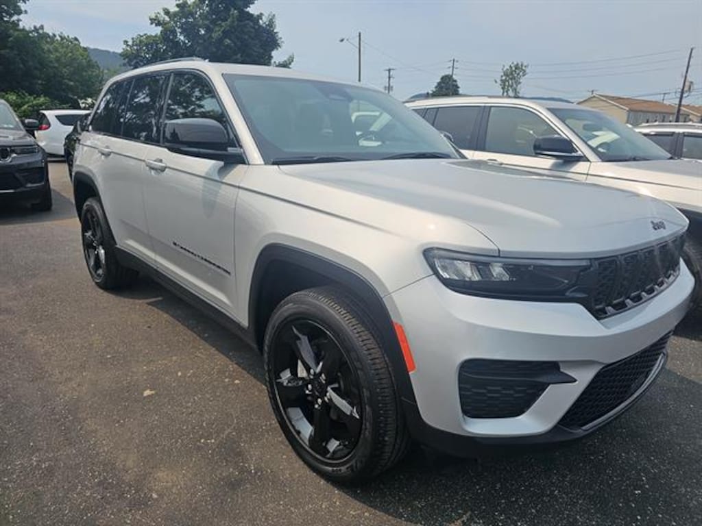 Used 2024 Jeep Grand Cherokee Laredo SUV