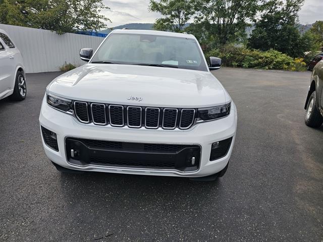 2022 Jeep Grand Cherokee Overland photo 2