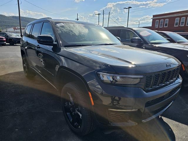 2025 Jeep Grand Cherokee Limited photo 3