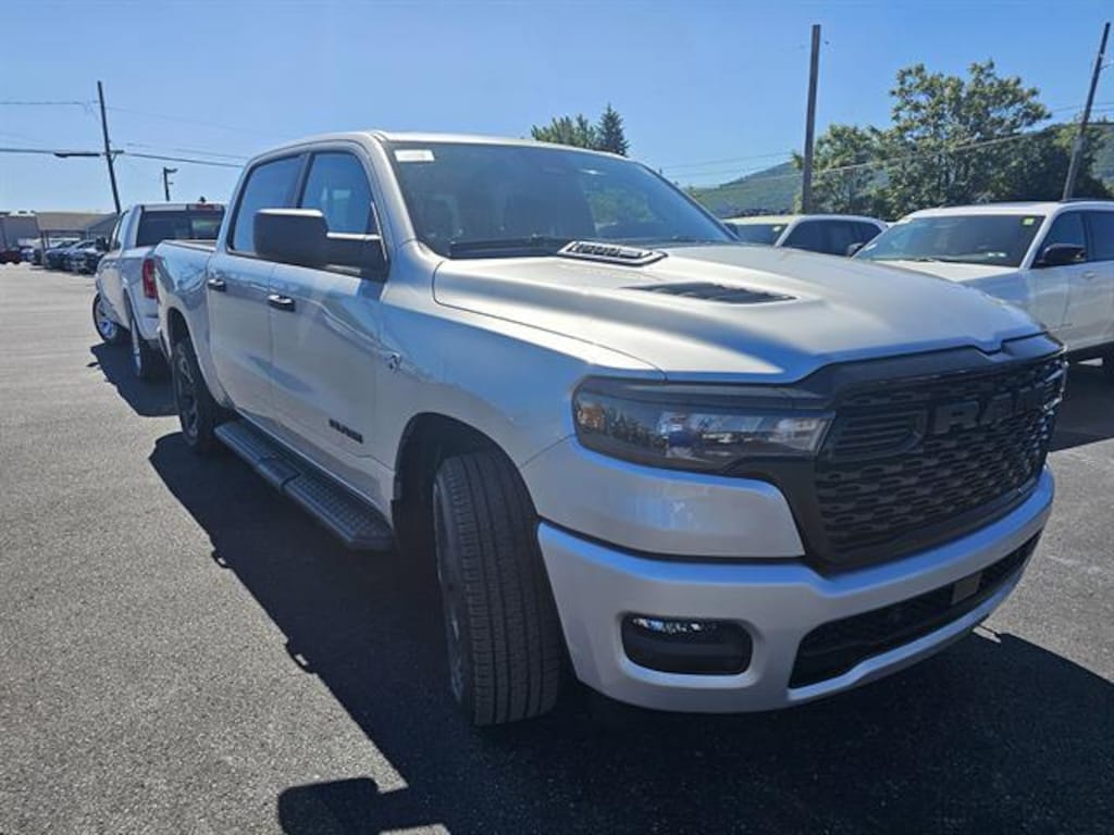 New 2026 Ram 1500 EXPRESS CREW CAB 4X4 5'7 BOX Pickup