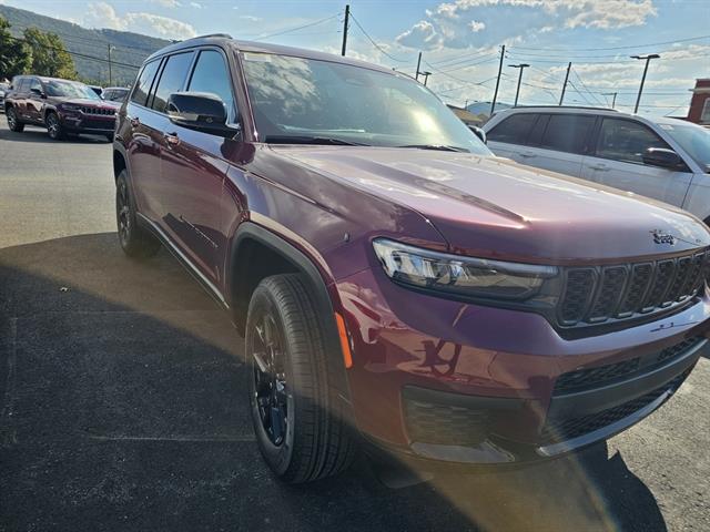2025 Jeep Grand Cherokee Altitude photo 3