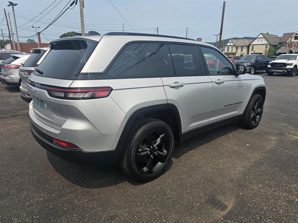 Used 2024 Jeep Grand Cherokee Laredo SUV