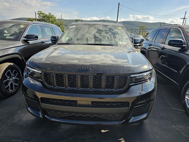2025 Jeep Grand Cherokee Limited photo 2