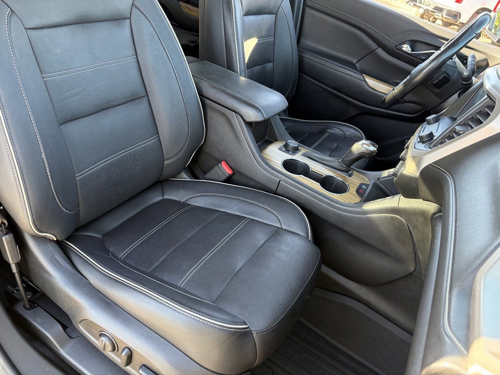 2019 GMC Acadia Denali - Photo 11