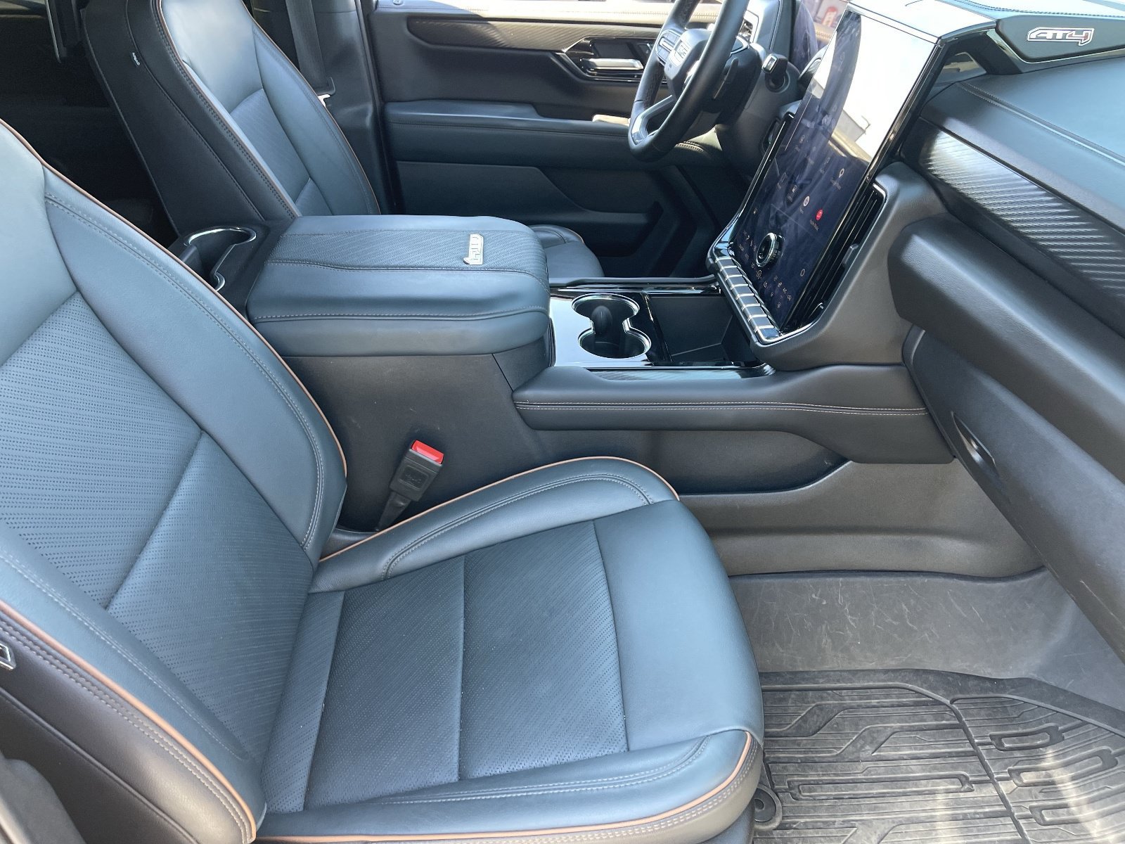 2025 GMC Yukon AT4 - Photo 13