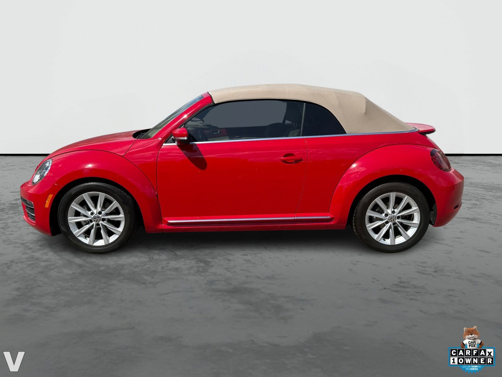 2019 Volkswagen Beetle Convertible S photo 2