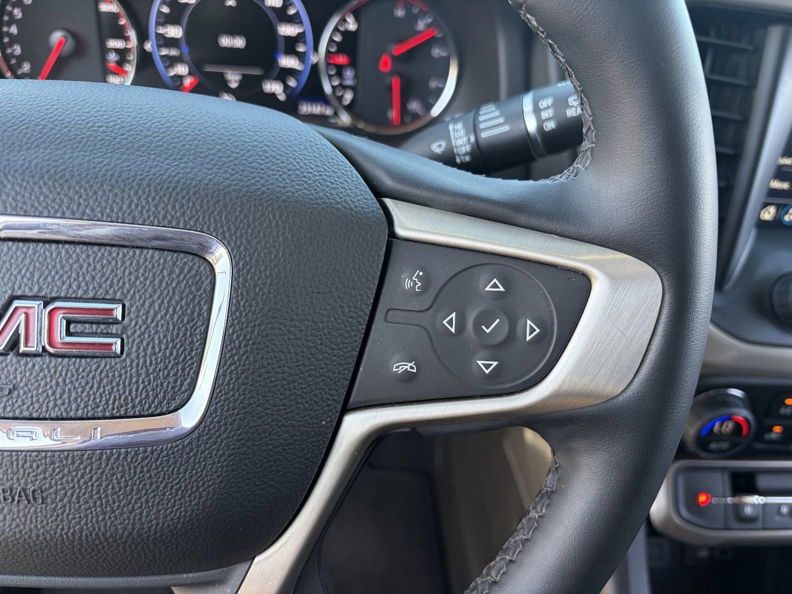 2023 GMC Acadia Denali - Photo 26