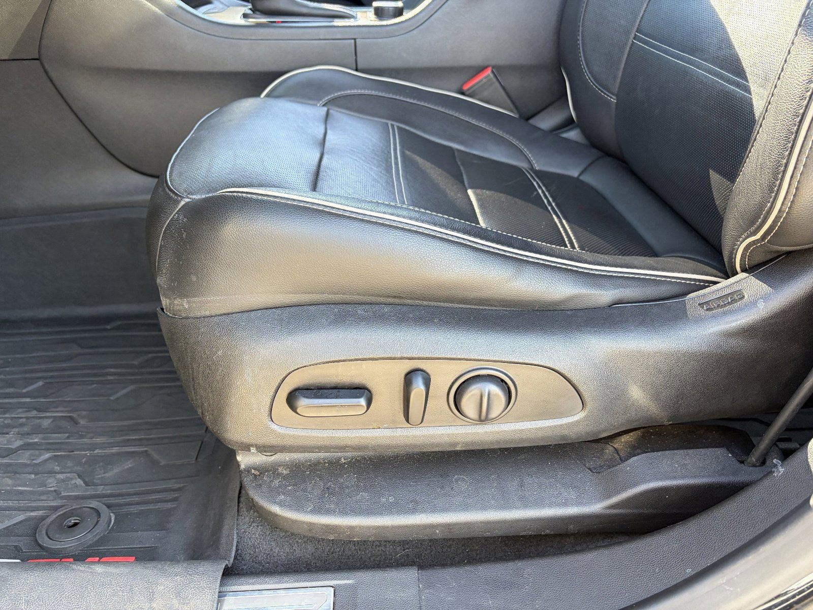 2019 GMC Acadia Denali - Photo 22