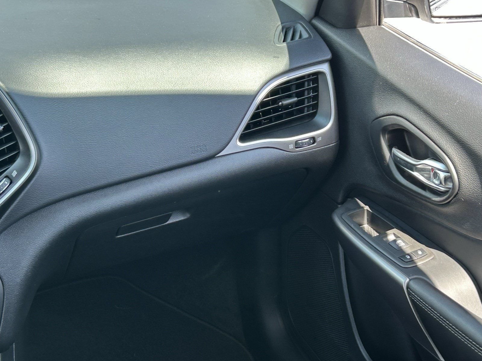 2021 Jeep Cherokee Latitude Lux - Photo 19