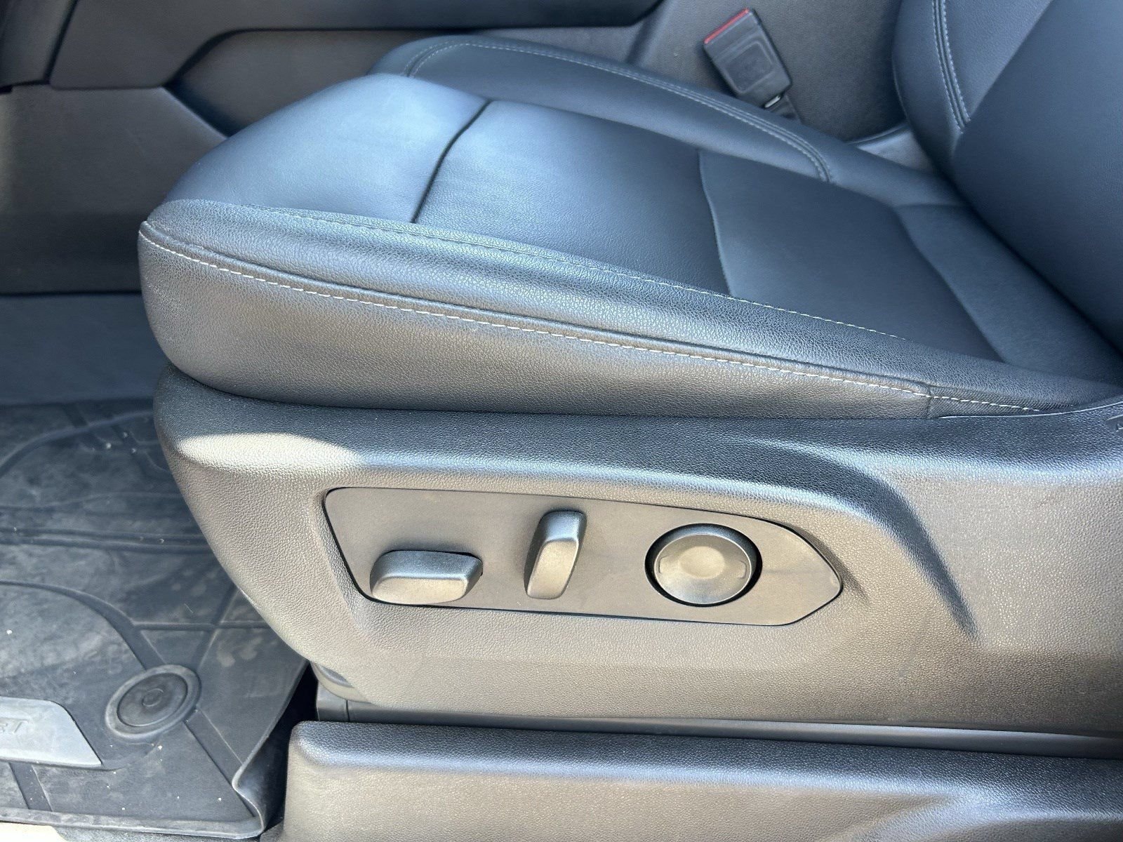 2024 Chevrolet Suburban LT - Photo 27
