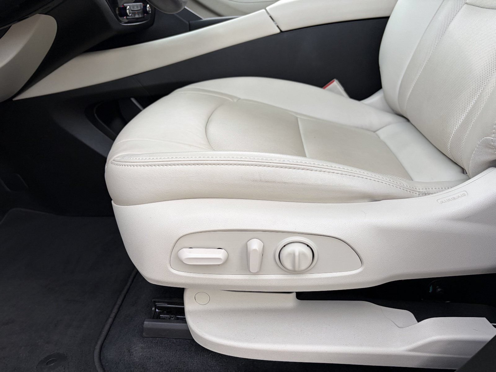 Used 2024 White Frost Tricoat Buick Essence image 22