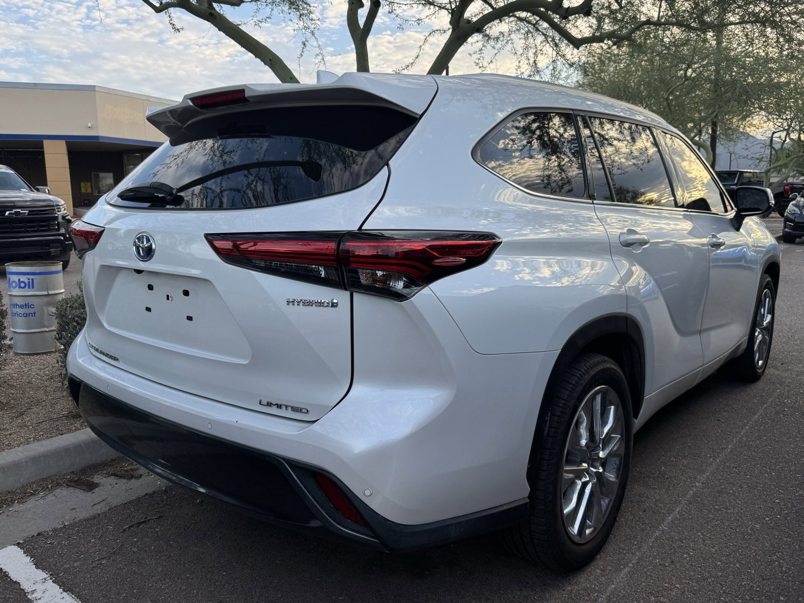 2023 Toyota Highlander Hybrid Limited photo 3