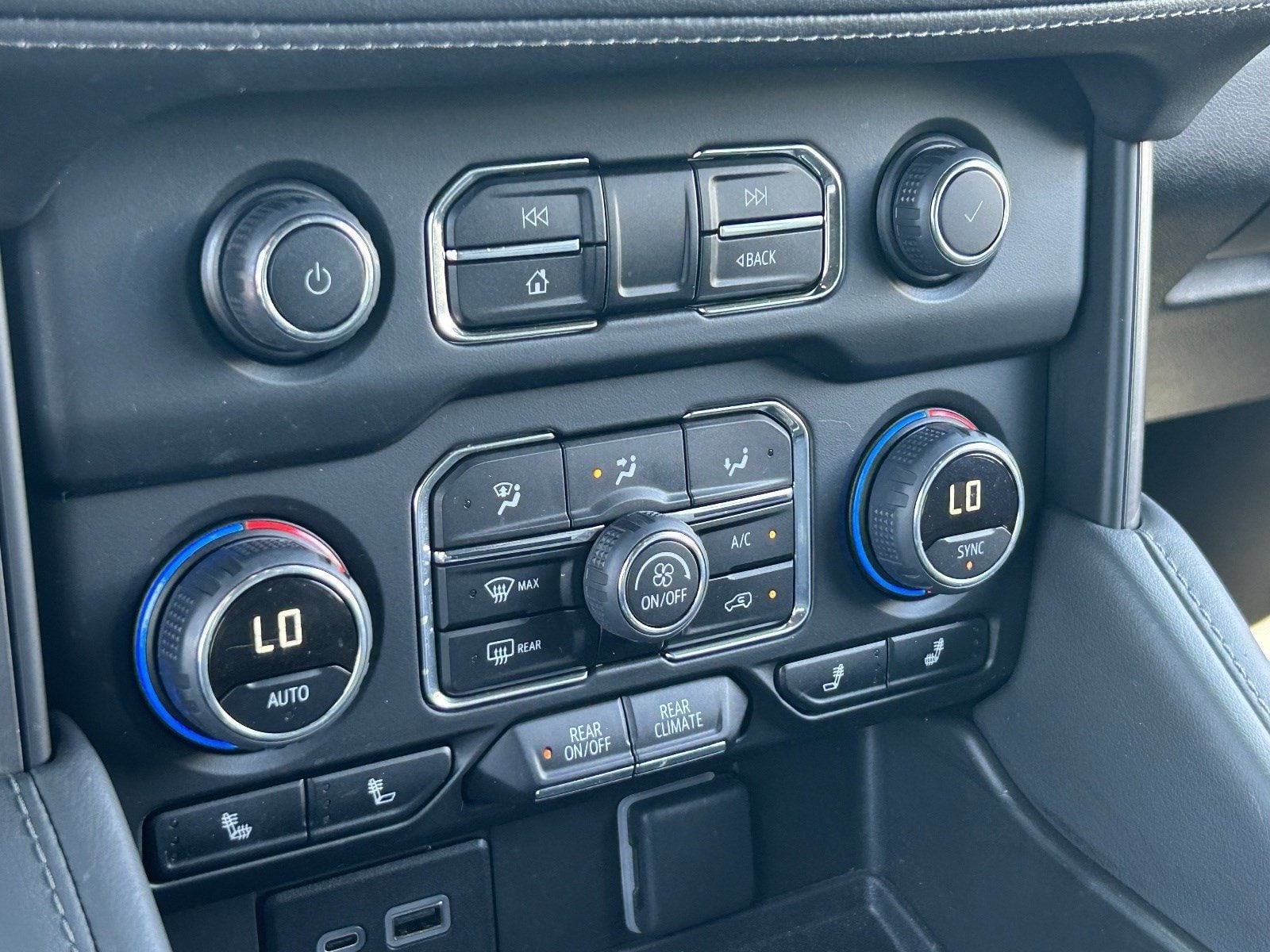 2024 Chevrolet Suburban LT - Photo 34
