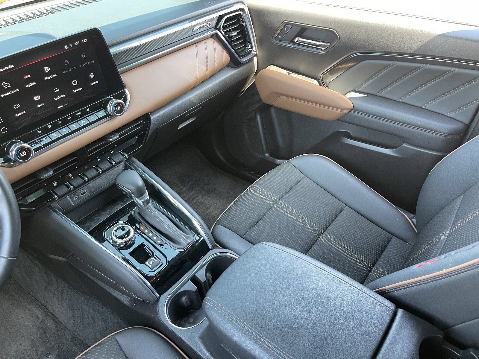2025 GMC Canyon AT4 - Photo 17