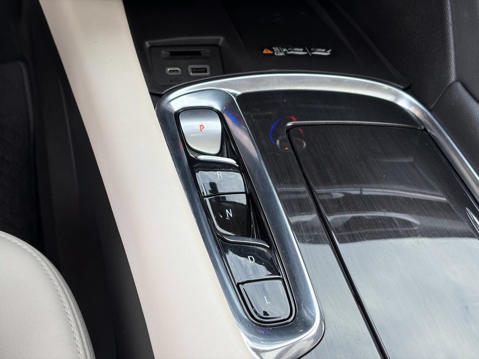 Used 2024 White Frost Tricoat Buick Essence image 31