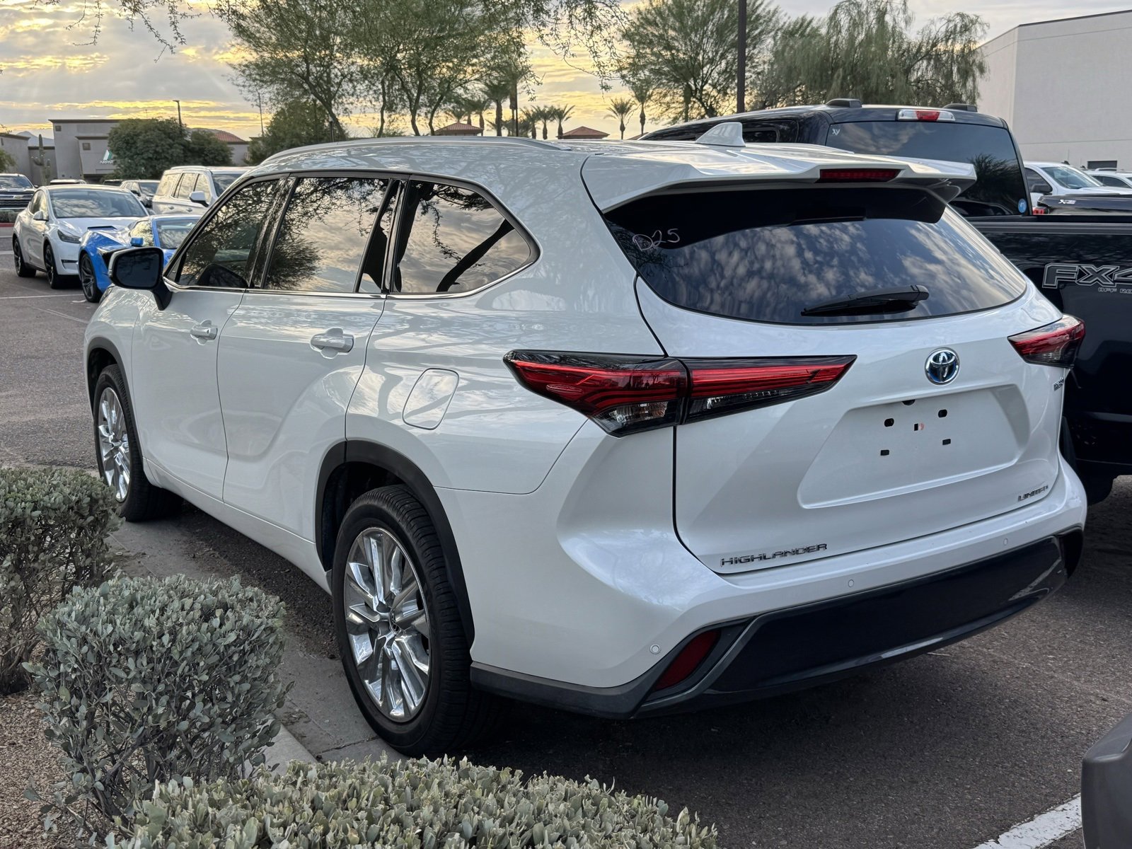 2023 Toyota Highlander Hybrid Limited photo 2