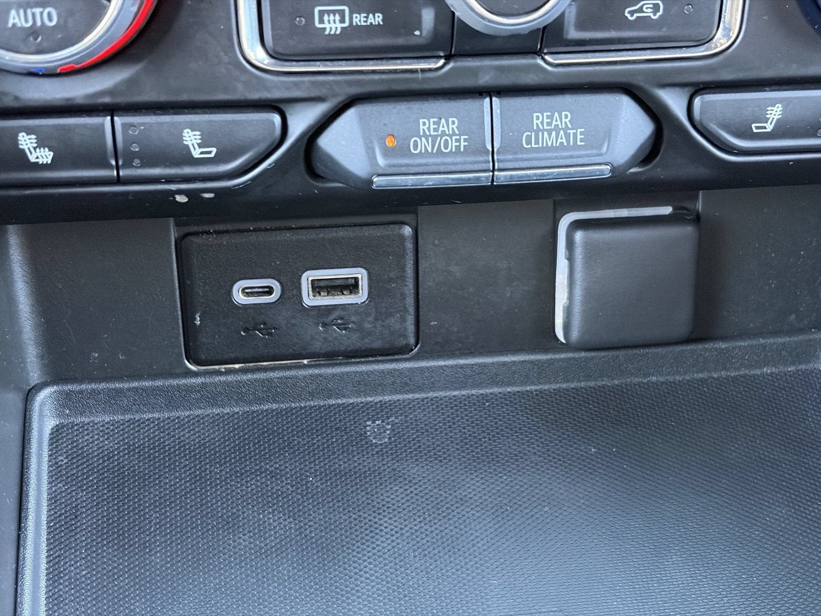2022 Chevrolet Suburban Z71 - Photo 31