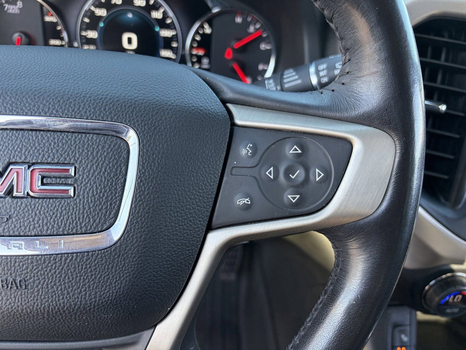 2019 GMC Acadia Denali - Photo 26