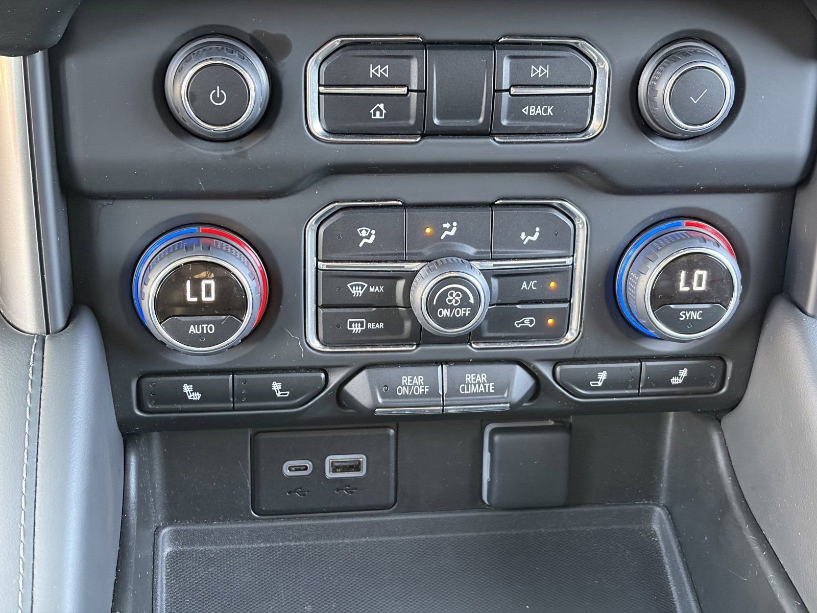 2023 Chevrolet Suburban Z71 - Photo 29