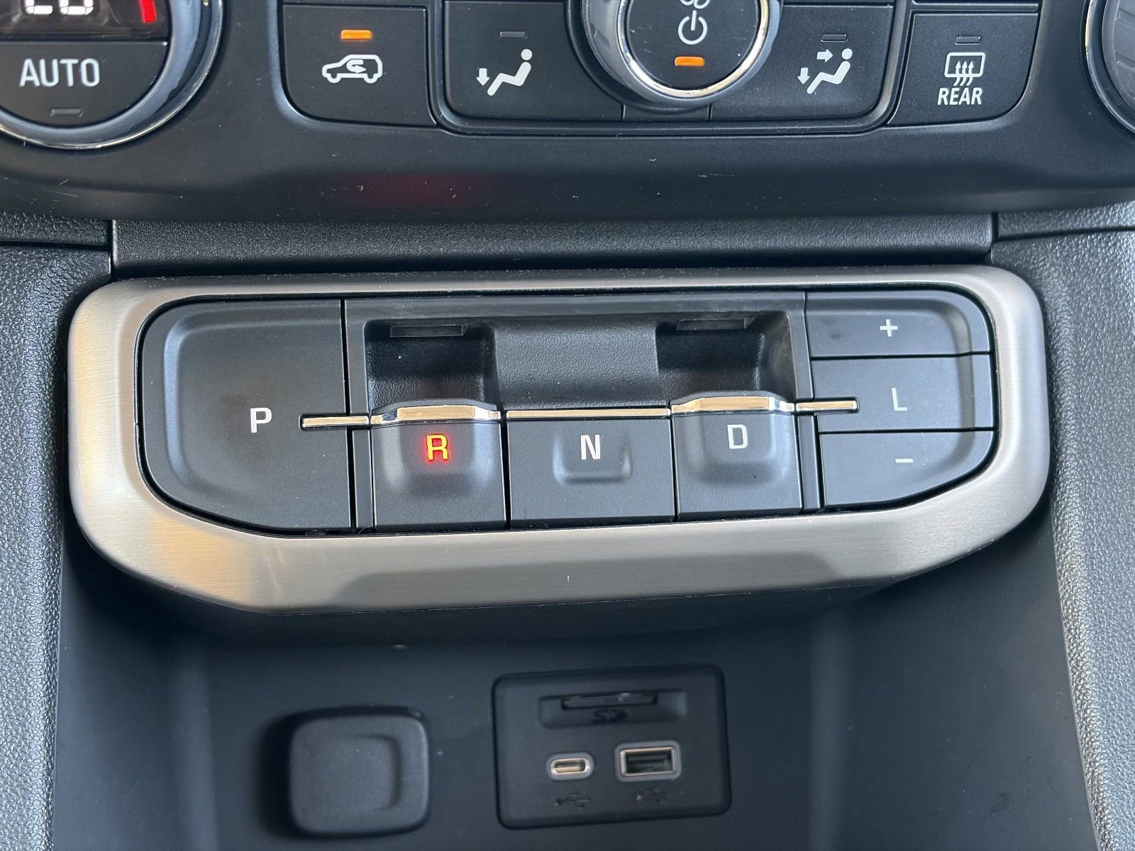 2023 GMC Acadia Denali - Photo 31