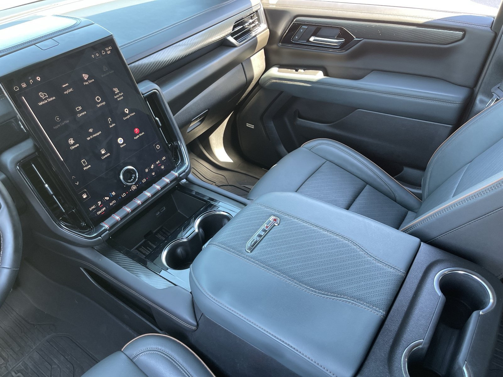 2025 GMC Yukon AT4 - Photo 18