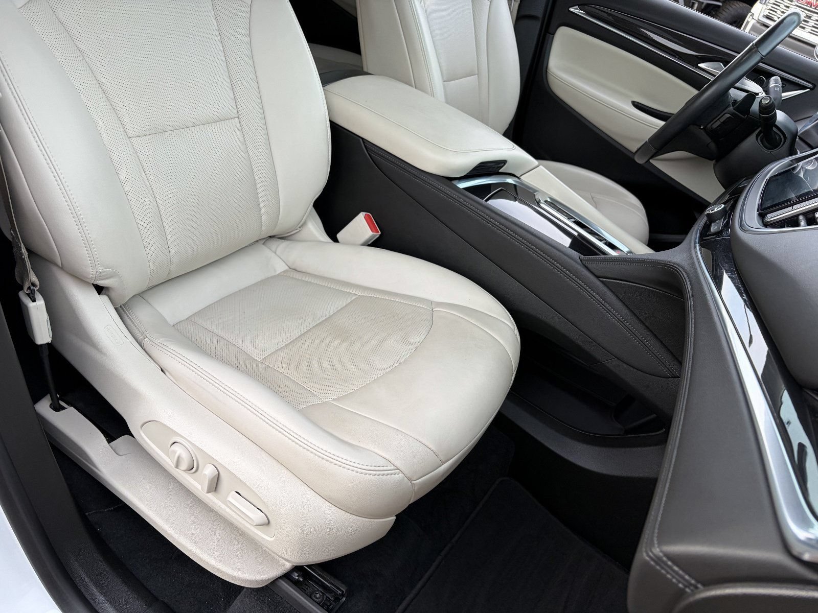 Used 2024 White Frost Tricoat Buick Essence image 11