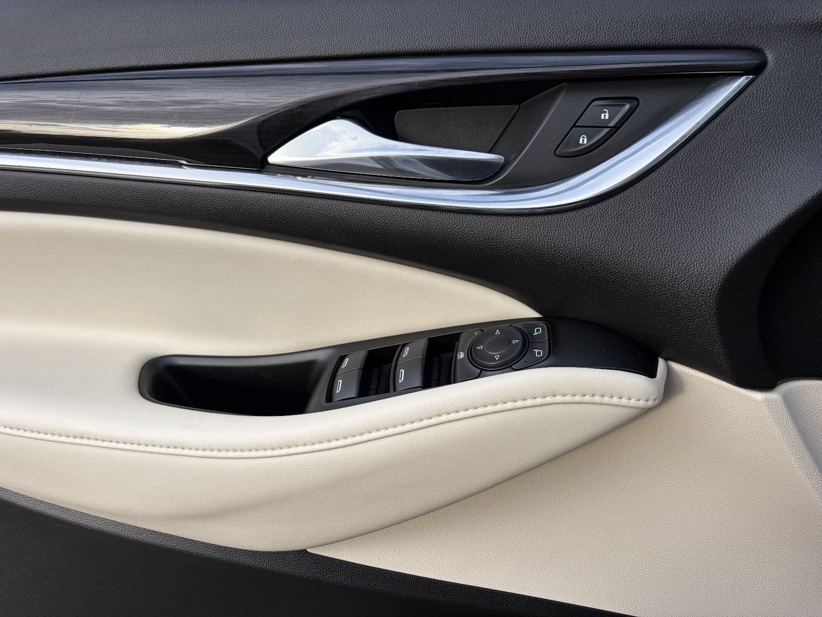 Used 2024 White Frost Tricoat Buick Essence image 23