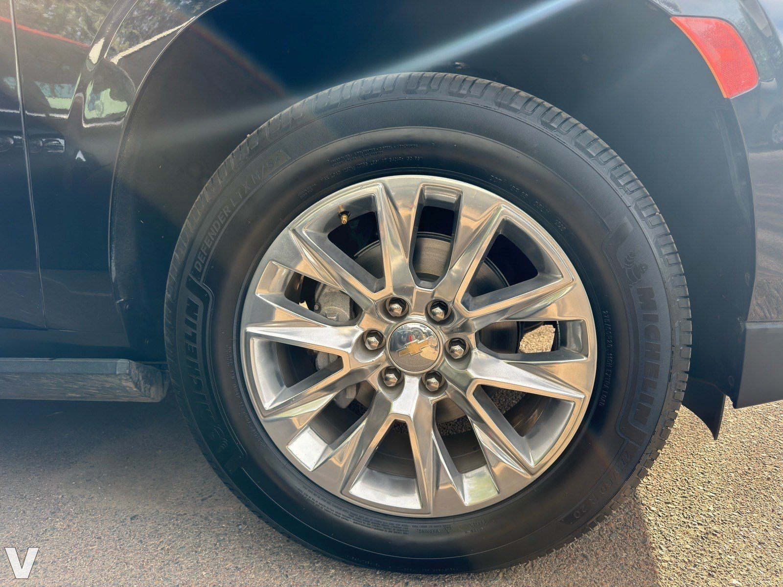 2023 Chevrolet Suburban High Country photo 3