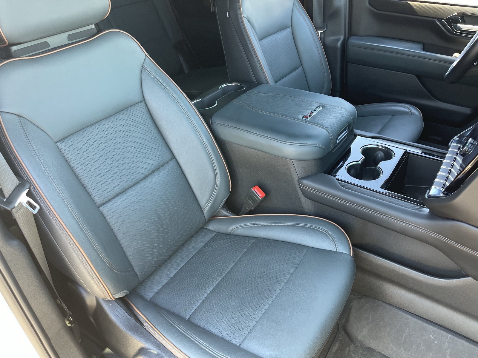 2025 GMC Yukon AT4 - Photo 12