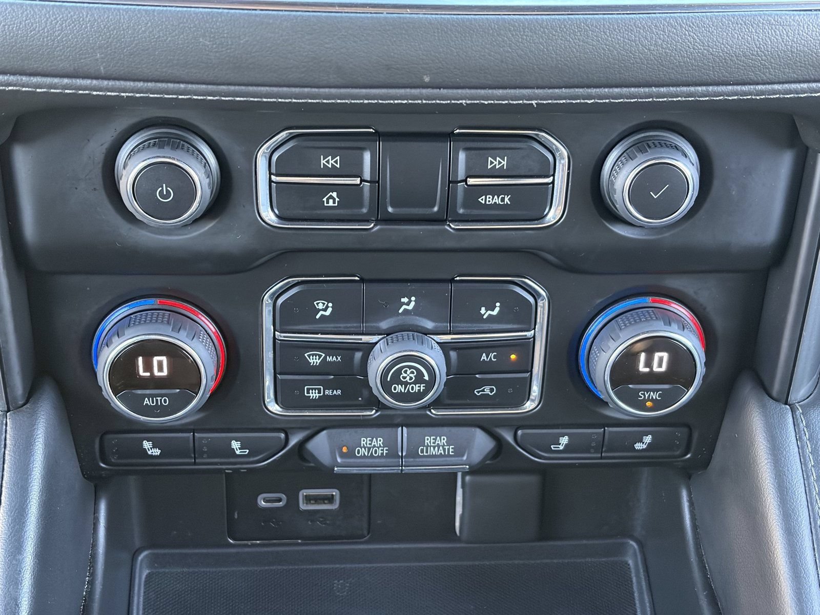 2022 Chevrolet Suburban Z71 - Photo 30