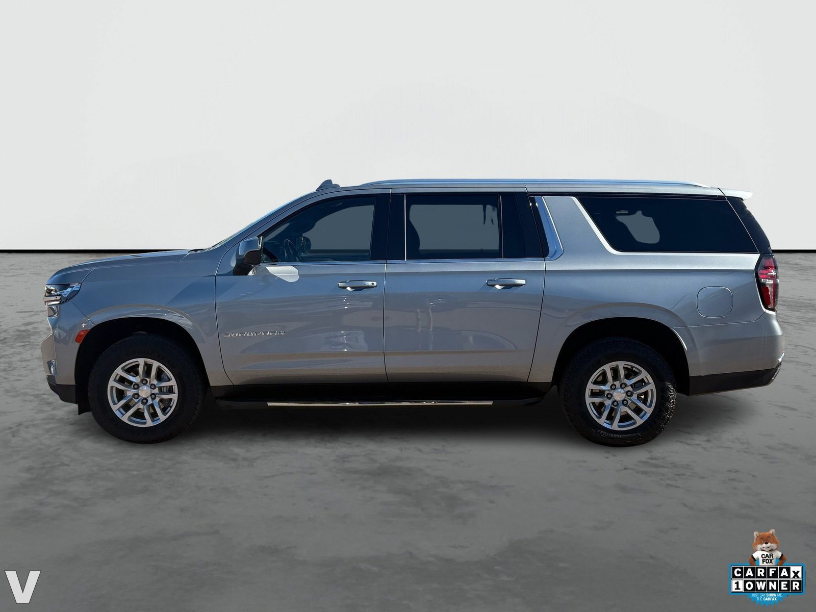 2024 Chevrolet Suburban LT photo 2