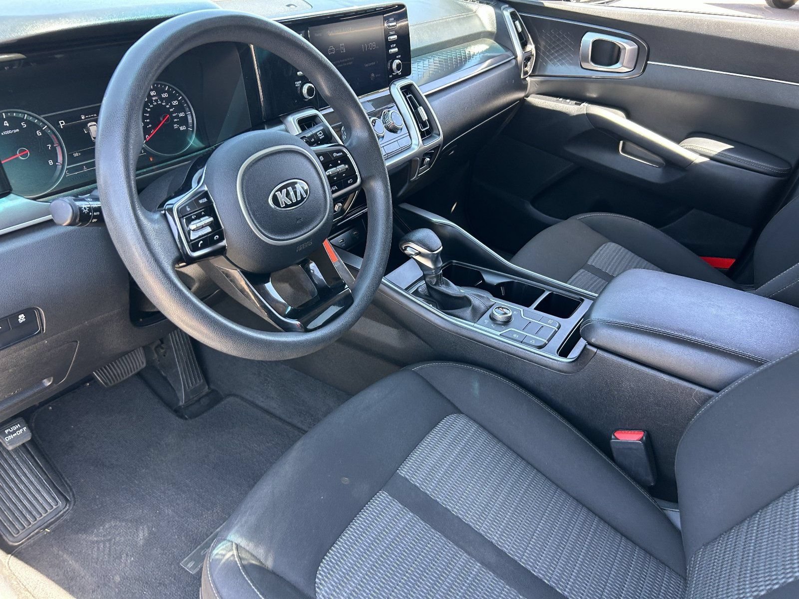 2021 Kia Sorento LX - Photo 24