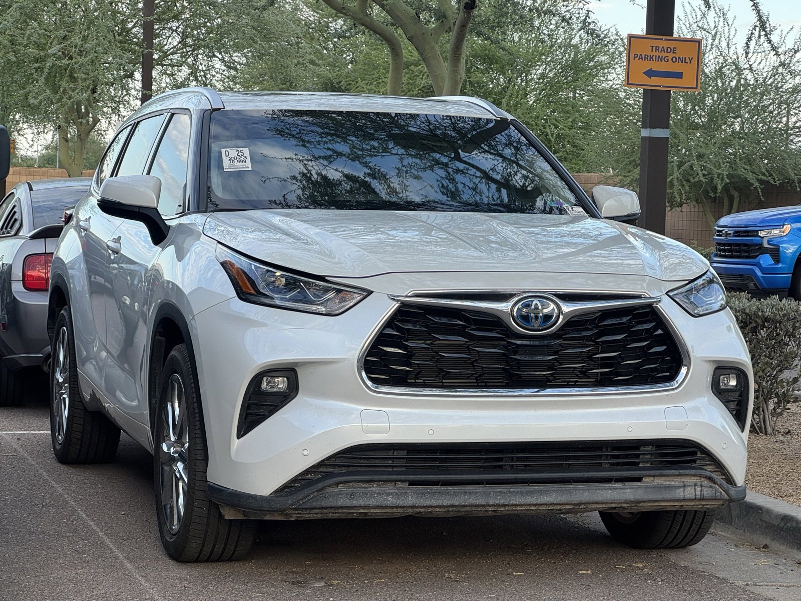 2023 Toyota Highlander Hybrid Limited photo 4
