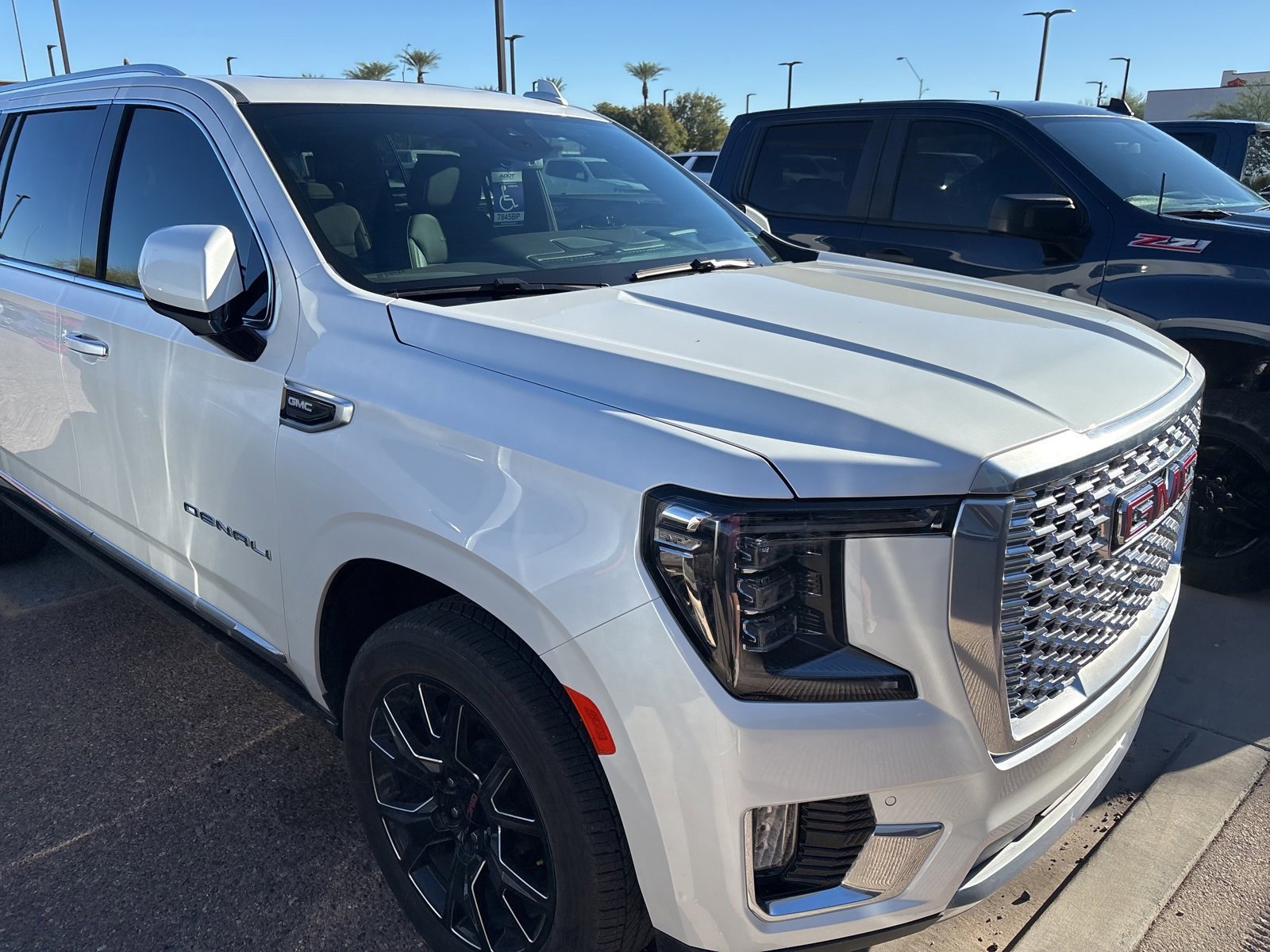 2023 Gmc Yukon XL Denali photo 3