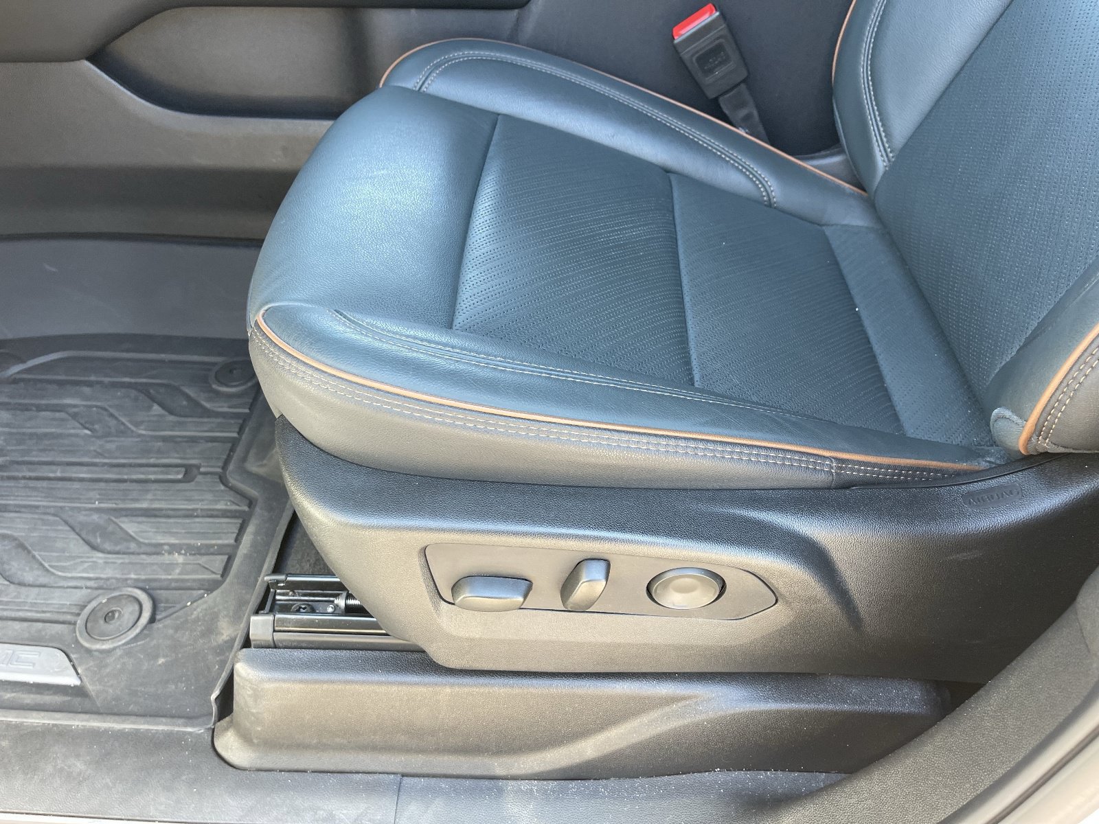 2025 GMC Yukon AT4 - Photo 22