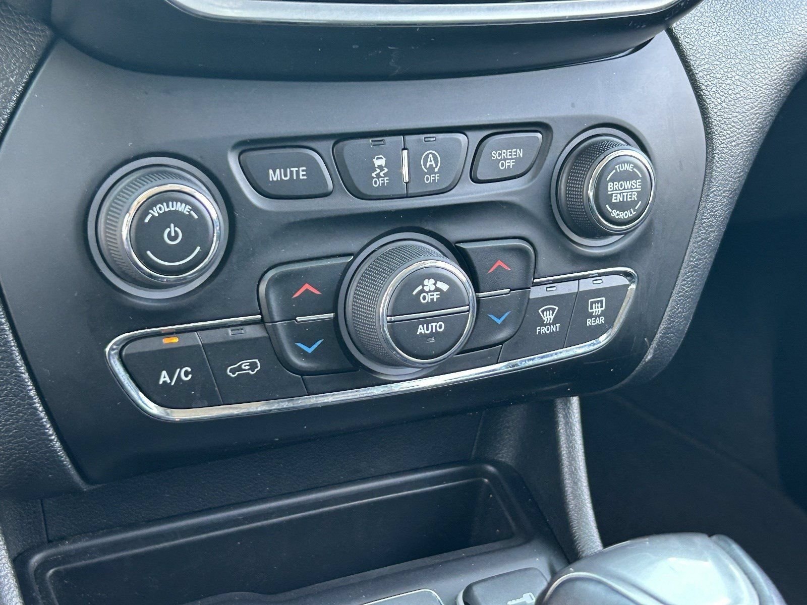 2021 Jeep Cherokee Latitude Lux - Photo 32