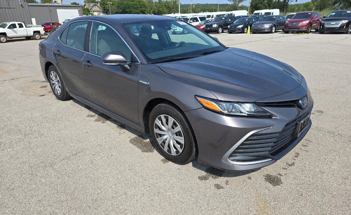 2021 Toyota Camry Hybrid LE photo 2