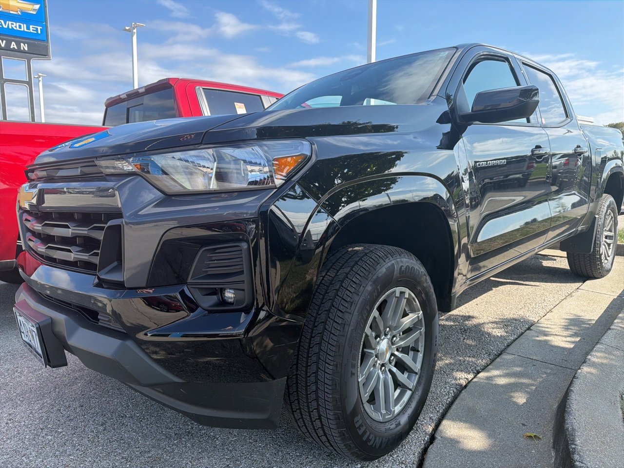 2024 Chevrolet Colorado LT photo 2