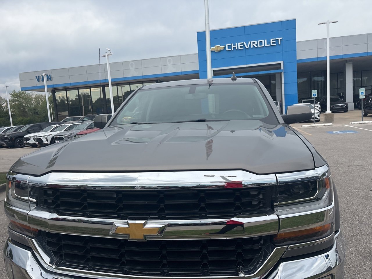 2017 Chevrolet Silverado 1500 LT photo 3