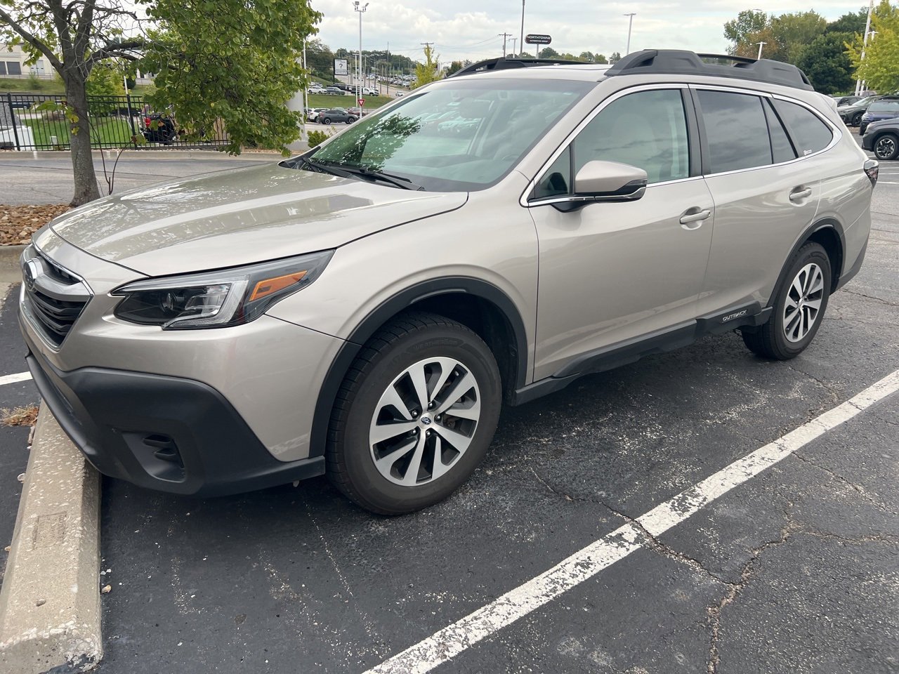 2020 Subaru Outback Premium photo 2