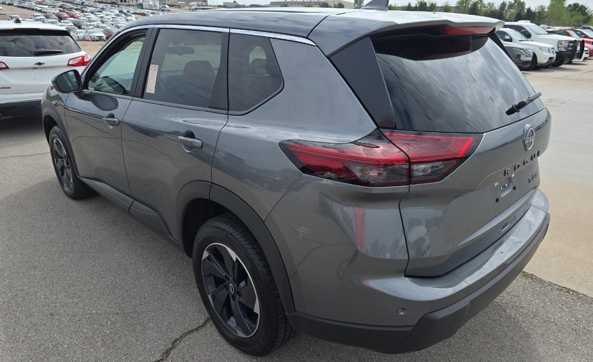 2024 Nissan Rogue SV photo 2