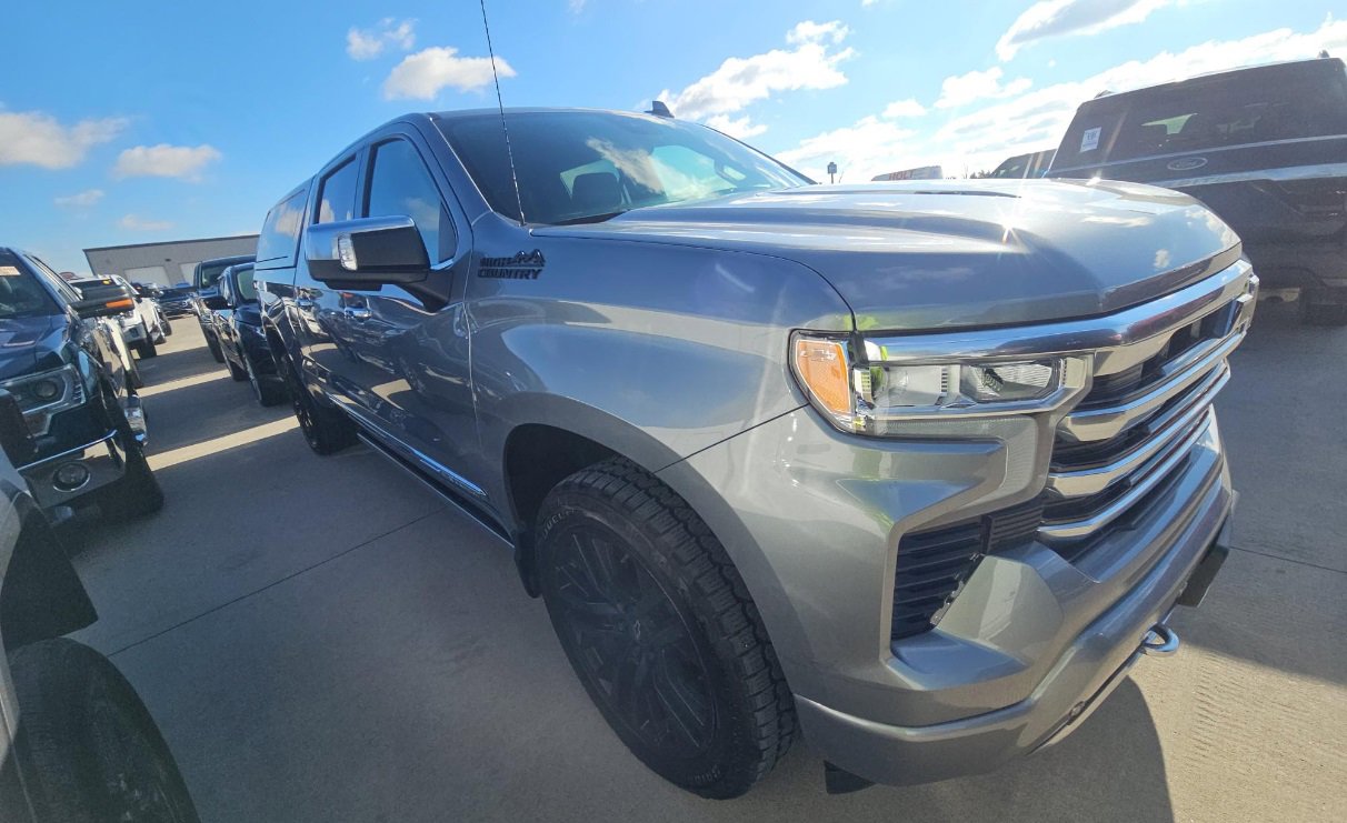 2023 Chevrolet Silverado 1500 High Country photo 3
